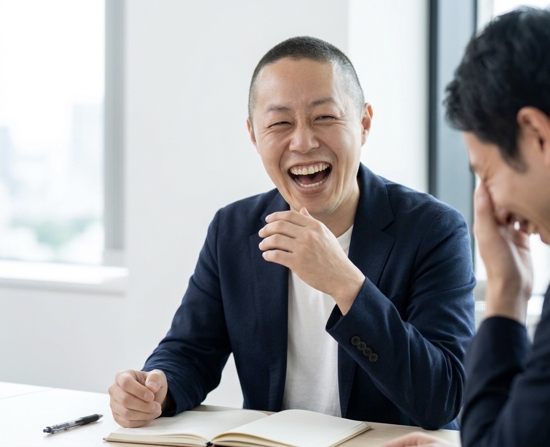 インタビューで笑顔を見せる代表取締役 楠本祥一